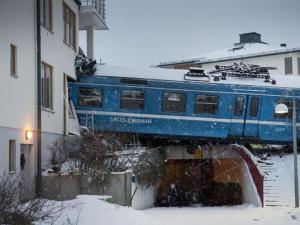 瑞典清潔女工為過癮偷開火車撞上一棟民居大樓