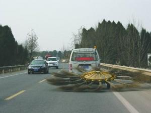 綿陽風(fēng)火輪清掃車驚呆路人 “馬路神器”拯救地球