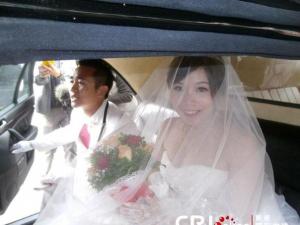 臺灣男子選忌嫁娶日完婚 六輛加長型殯葬禮車娶親