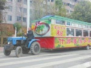 四川驚現(xiàn)最牛餐車 山寨版拖拉機米粉店爆紅微博