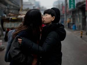 女同結(jié)婚登記遭拒憤而擁吻 與濮存昕街頭交流