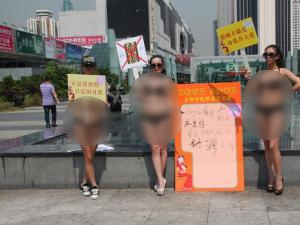 ?美女舉牌倡議母乳喂養(yǎng)“限購(gòu)不限愛 母乳乃大愛”