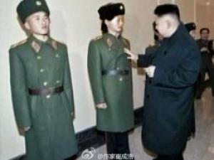 ?作家崔成浩發(fā)布金正恩摸女兵胸部照引熱議