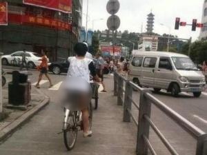 哎！閨女沒穿褲子就騎自行車上街了