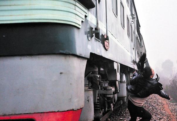 兩長沙女子為與火車拍照合影，逼停飛馳列車(圖)