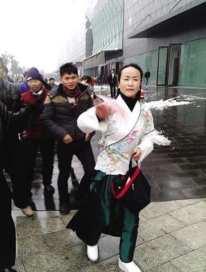 寧波青衣女子廣場(chǎng)沿路拋撒百元鈔票引市民哄搶?zhuān)Q(chēng)我撒錢(qián)別人撿錢(qián)就是快樂(lè)