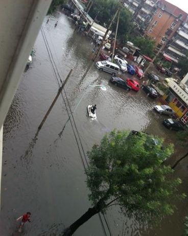 天津暴雨摩托艇上街：天津大暴雨街頭驚現(xiàn)摩托艇哥