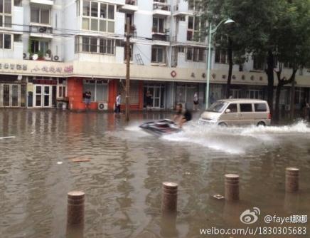 天津大暴雨皮劃艇哥：高富帥哥們，你皮劃艇太酷了