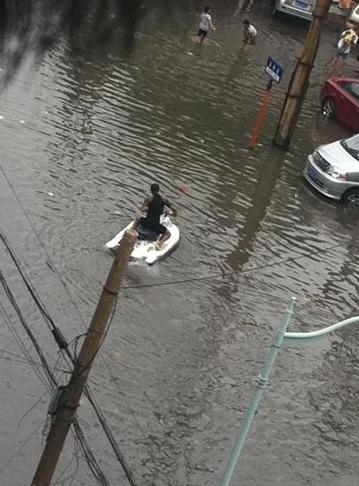 天津暴雨摩托艇上街：天津大暴雨街頭驚現(xiàn)摩托艇哥