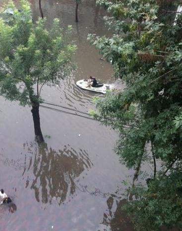 天津暴雨摩托艇上街：天津大暴雨街頭驚現(xiàn)摩托艇哥